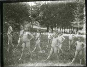 Kindergruppe bei einer sportlichen Ertüchtigung im Wald