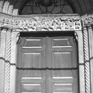 Fidenza, Dom S. Donnino, Westfassade, Mittelportal, obere Zone mit Reliefs am Türsturz
