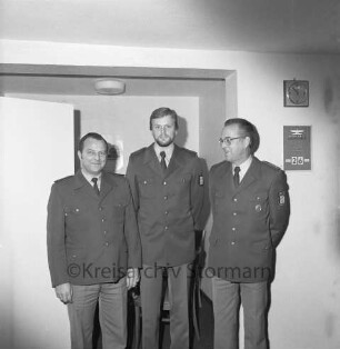 Polizei: Polizeistation: Papenwisch: Einführung des neuen Leiters Polizeikommissar Manfred Börner durch den Leiter des Polizeireviers Ahrensburg, Hauptkommissar Hans-Helmut Fick im Beisein des stellvertretenden Stationsleiters Hauptmeister Otto Gädt