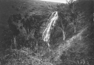 Wasserfall : Ein Wasserfall, der zwischen zwei Hügeln entspringt