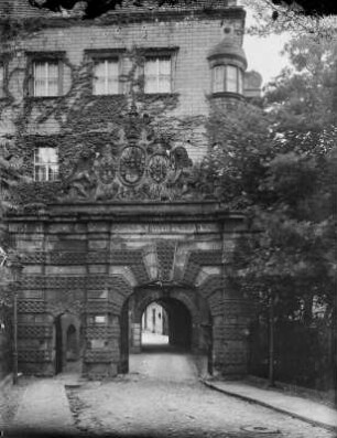 Oels, Schloss : Oels. Schloss Oels. Erstes Schlossportal mit Inschrift "Wo Gott nicht selbst behüt das Haus, so ists mit unserem Wachen aus" (Psalm 127). Außenansicht