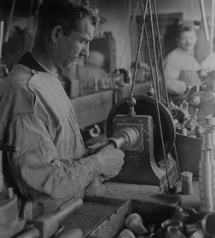 Gewindeschneiden in den Feldstecher-Körper : Technikgeschichte | Technologie | Optische Industrie | Operngläser und Feldstecher | Emil Busch AG Rathenow