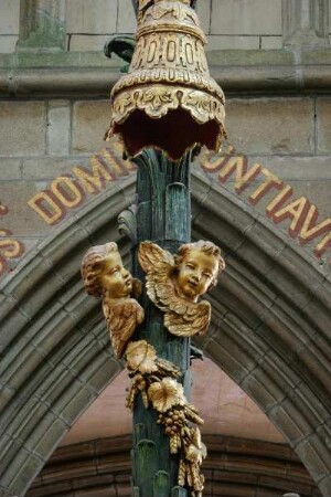 Frankreich. Bretagne. Finistere. Saint Pol de Leon. Ancienne Cathedrale. Kästchen mit exhumierten Schädeln