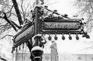 Freiburg: Verschneites Schild, Rathausplatz, Rathausgasse