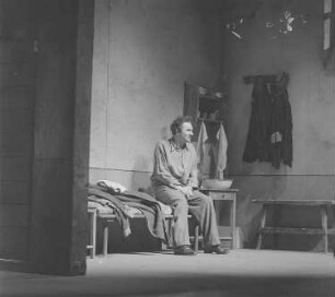 Szenenbilder aus dem Stück "Julius Fucik" von Juri Burjakowski am Deutschen Theater Berlin : Szene mit Ernst Busch als Julius Fucik
