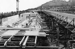 Aichelbergviadukt, km 165,953 - km 166,868 Fahrbahn Ulm - Stuttgart im Bau 1947. Rechts im Bild die Behelfsbrücke im Zuge der im Gegenverkehr befahrenen Fahrbahn Stuttgart - Ulm