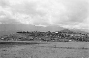 Becken von Uoldia : Blick auf eine Siedlung an einem Berghang
