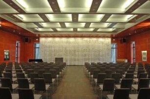 Vorhang im Vortragssaal mit Bemalung (Beginn der Violinstimme aus dem Violinkonzert G-Dur von Antonio Vivaldi)
