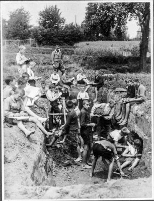 Dresden-Kemnitz. Briesnitzer Schulkinder mit ihrem Lehrer J. F. W. Liebert beim Bergen vorgeschichtlicher Funde im Grundstück Weinart