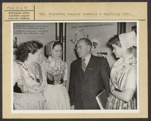 Auf dem III. Bundeskongress der Domowina in Bautzen. Fred Oelsner im Gespräch. : Na III. Zwjazkowym kongresu Domowiny w Budyšinje. Fred Oelsner w rozmołwje z delegatkami.