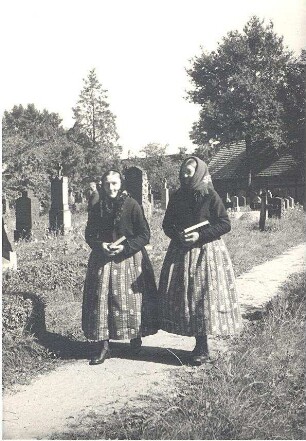 Kirchgangstracht in Bluno : Kleidung - Hoyerswerdaer Tracht. Ort: Bluń / Bluno. Kirchgangstracht.