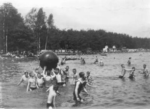 Weixdorf-Friedersdorf. Prinz-Hermann-Bad (Waldbad Weixdorf): Badfest zum 25-jährigen Bestehen. Badegruppe mit Riesenball. Blick zum Westufer mit Umkleidekabinen
