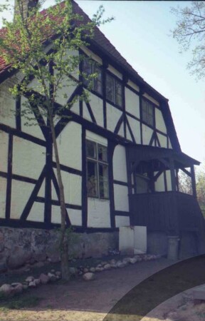 Gut Jersbek: Allee 6: Verwalterhaus: Giebelseite mit überdachtem Seiteneingang