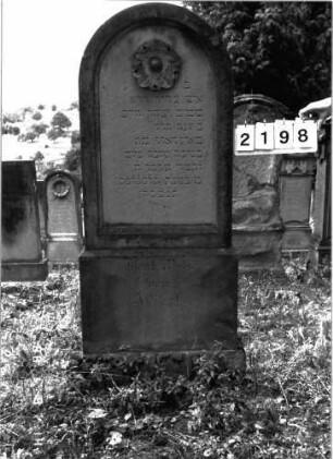 Grabstein 2198 (Index: 100097232) Maße HxBxT: 167x64x19 cm Symbolik: Blumenkranz, Levitenkanne: Grabstein 2198