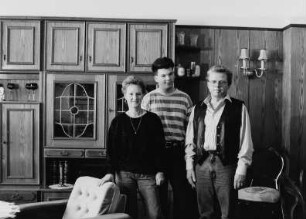 Familie V. (mitarbeitendes Familienmitglied, selbständiger Tischlermeister) mit ihrem Sohn (Bankkaufmannslehre) im Wohnzimmer