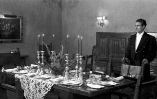 St. Moritz: gedeckte Tafel, mit Diener