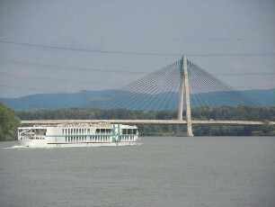 Tull - Donaubrücke : Eine moderne Straßenbrücke führt bei Tulln über die Donau, aufgenommen am 12. Juni 2011