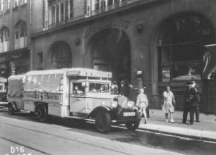 Abreise der Expedition : Abreise der Expedition (im Bild ein LKW der Marke Opel, Baureihe Blitz) vor dem Afrikahaus in Hamburg, erbaut für die Firma C. Woermann.