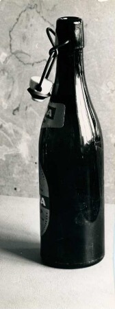 Eine Bierflasche mit geöffneten Bügelverschluss