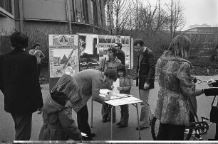 Bürgerinitiative mit Unterschriftenaktion gegen die geplante Erweiterung des Verwaltungsgebäudes der Karlsruher Lebensversicherung KLV um zwei Hochhäuser zu einem "Dreifingerturm"