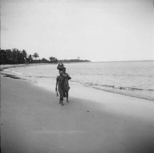 Am Strand bei Bata : Zwei Frauen an einem Strand bei Bata.