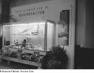 Ausstellungstafel und Vitrine "Umsatzentwicklung in Nahrungsmitteln"