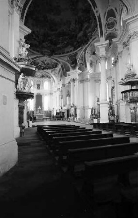 Neresheim: Mittelschiff mit Blick auf den Altar der Abteikirche von der Seite