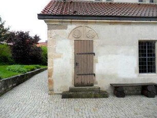 Kirche von Süden - Langhaus (romanisch)-südliches Seitenschiff im Südwesten mit romanischem Tympanon in Übersicht