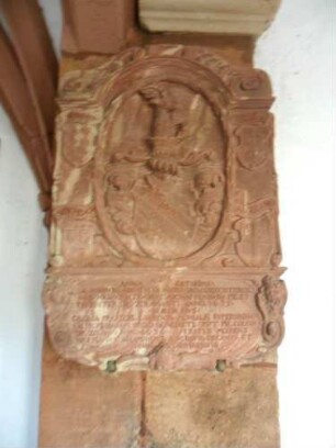 Stiftskirche-Langhaus im Nordnordwesten-Vorhalle mit Epitaph am Langhaus (1636) mit Textkartusche sowie Wappen und Ornamentik in Hochrelieftechnik