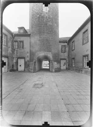 Crossen an der Elster. Schloss (1701-1712). Hofansicht mit Bergfried