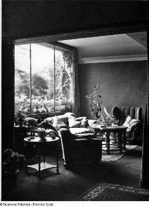 Interieur. Sitzgruppe vor einem großen Fenster
