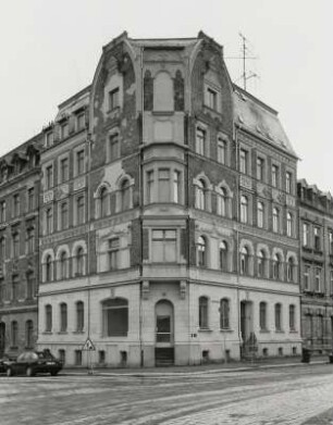 Wohnhaus mit ehem. Laden