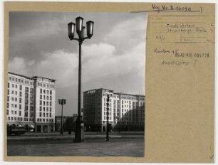 Straßenansicht. Berlin, Friedrichshain, Karl-Marx-Allee (vor 1961 Stalinallee)/ Strausberger Platz