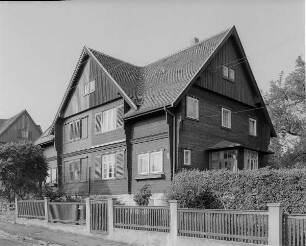 Dresden-Naußlitz, Binger Straße 8-6. Wohnhaus der Alfred-Thiele-Siedlung, Holzhaussiedlung einer Heimstätten-Genossenschaft (1927; K. Wachsmann). Straßenansicht