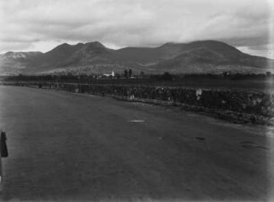 Straße : Straße mit Bergen im Hintergrund.