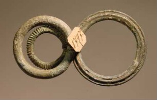 Drei glatte und geriefelte Ringe