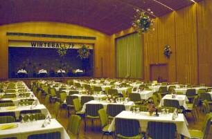Freiburg: Kolpingsaal, Blumendekoratin im Kolpingsaal, vom Blumenhaus Schöngard