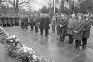 Gedenkstunde am Volkstrauertag für die Gefallenen der beiden Weltkriege auf dem Karlsruher Hauptfriedhof