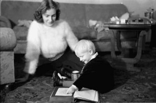 Bukarest: Söhnchen [Festenberg] mit Mama und Buch