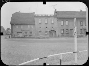 Delitzsch, Roßplatz. Wohnhäuser mit Laden (Kreuz-Drogerie). Straßenfront