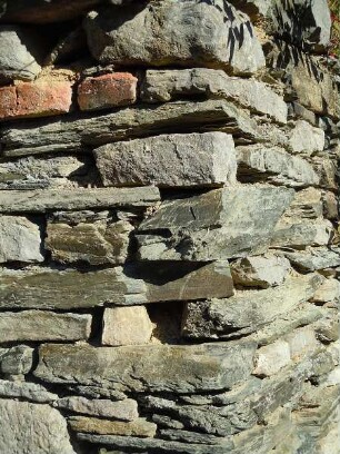 Harzgerode - Stadtmauer aus Feldsteinen : Die Kleinstadt im Unterharz hat sich zum lokalen Wirtschaftsstandort und Touristenziel entwickelt. Die historische Stadtmauer besteht aus Feldsteinen. Aufgenommen in Harzgerode am 16. Oktober 2011