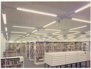 Amerika-Gedenkbibliothek, Berlin-Kreuzberg: Innenraum mit Regalen und Katalog