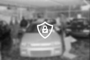 Autohaus [Name maskiert] Lübecker Straße: Honda-Vertragshändler: Aktion "Frühstück bei Honda": Ausstellungsraum: Honda CRX 1.6, daneben Informationsständer: Besucher beim Betrachten der Neuwagen