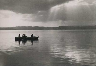 Am Abend. Ein Gewitter zieht auf. Trotzdem befindet sich noch ein Ruderboot auf dem See