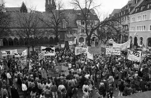 Freiburg im Breisgau: Schüler demonstrieren auf dem Rathausplatz gegen die Holzmarktgarage