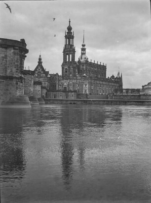 Dresden. Blick vom Neustädter Ufer auf die Altstadt mit Hofkirche und Residenzschloss