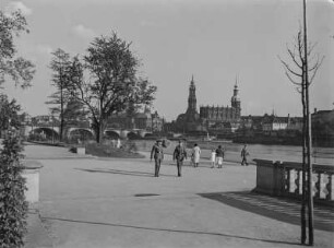 Dresden. Blick vom Neustädter Elbufer (Königsufer) auf die Altstadt mit Katholischer Hofkirche und Residenzschloss