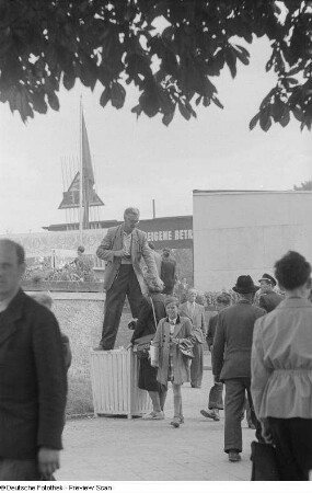 Besucher auf dem Messegelände
