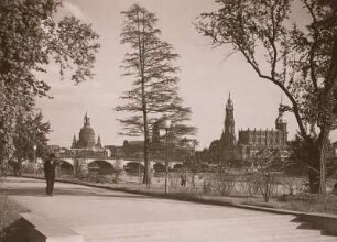 Dresden, Blick vom Neustädter Elbufer in Höhe des Japanischen Palais nach Südosten auf die Altstadt