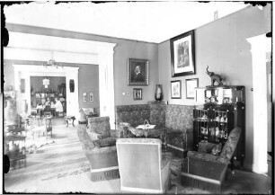 Wohnung der Familie Knochenhauer, Blick aus einem Salon durch zwei Schiebetüren in die Nachbarzimmer : Kattowitz, Friedensstraße 2. Wohnung der Familie Knochenhauer, Blick aus einem Salon durch zwei Schiebetüren in die Nachbarzimmer